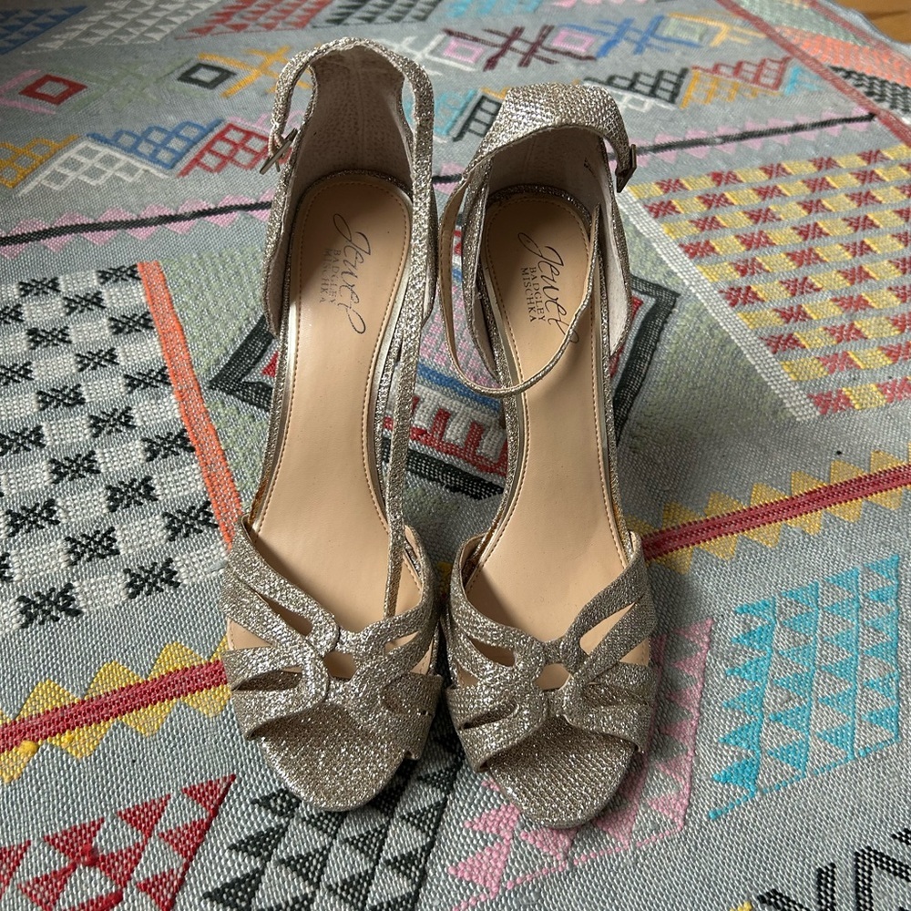 Jewel by Badgley Mischka Silver/platinum Glitter Heels size 8.5